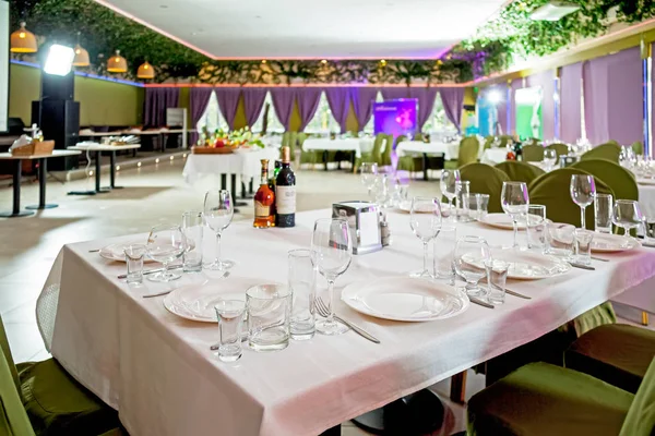 レストランやカフェでのテーブル テーブルの上の食事や飲み物 ルームデザイン — ストック写真