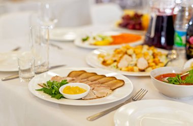 Restoran ve kafelerde servis edilen masalar, masalarda yemek ve içecekler, oda tasarımı.