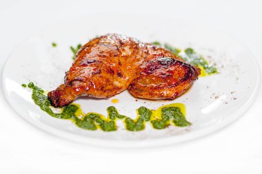 Et yemekleri, kebaplar, bishtex, soslar ve çeşitli kruton ile bir tabak.