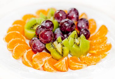 Farklı taze meyveile yemek.