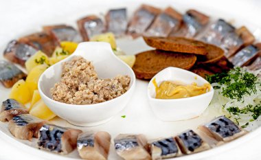 Ringa balığı garnitür ile bir tabakta dilimlenmiş.