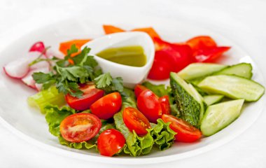 Sebze ile yemek. Dilimlenmiş taze sebzeler.