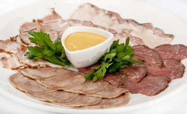 Et yemekleri, kebaplar, bishtex, soslar ve çeşitli kruton ile bir tabak.