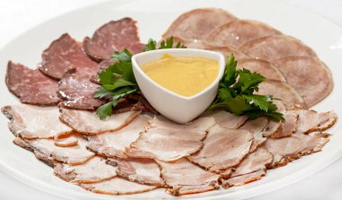 Et yemekleri, kebaplar, bishtex, soslar ve çeşitli kruton ile bir tabak.