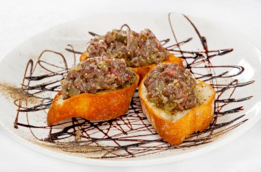 Et doldurma ile Croutons.