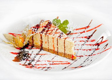 Kek bütün ve parçalar halinde.