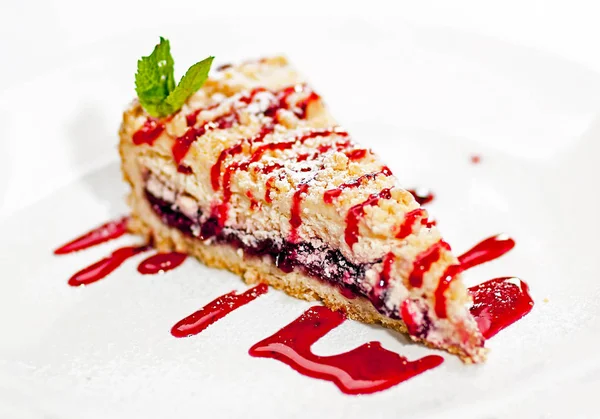 Kek bütün ve parçalar halinde.