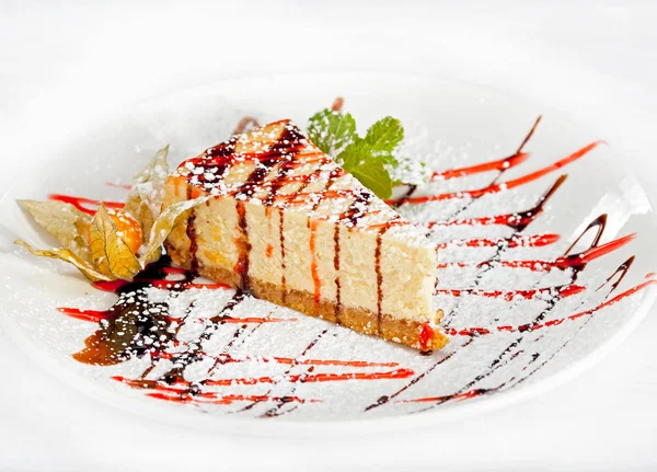 Kek bütün ve parçalar halinde.