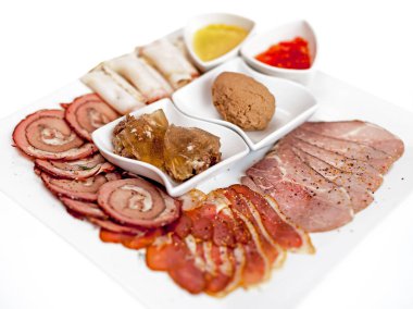 Et yemekleri, kebaplar, bishtex, soslar ve çeşitli kruton ile bir tabak.