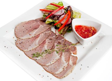 Et yemekleri, kebaplar, bishtex, soslar ve çeşitli kruton ile bir tabak.