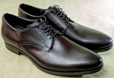 Klasik koyu kahverengi ayakkabılar.