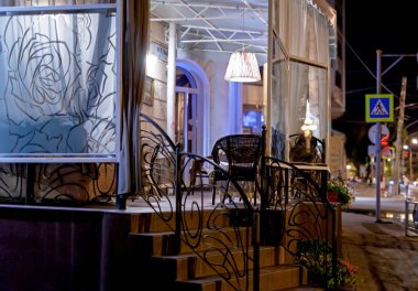 Binayı ve sokağı aydınlatan şehir ışıkları.