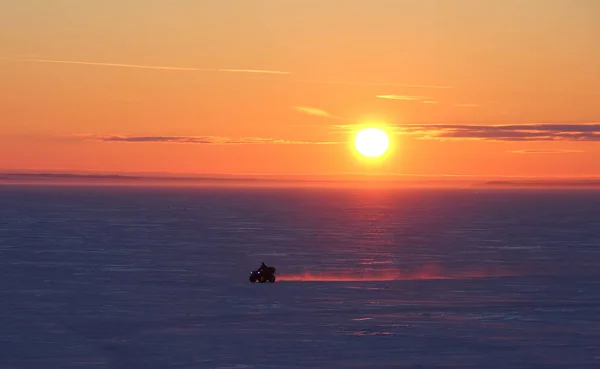 Quad Bike Tegen Achtergrond Van Een Winterse Zonsondergang — Stockfoto