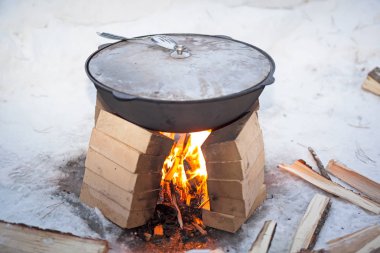 Bir yangında pilav için kazan.