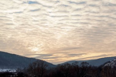 Dağların ve ormanın üzerinde gökyüzünden sonra güzel.