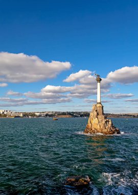 Batık gemilerin anıtı, şehrin mimari sembolü Sivastopol'deki anıt, Nakhimov Meydanı yakınlarındaki sahil Bulvarı'nın yakınına monte edilmiştir..