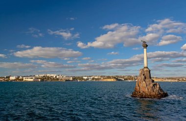 Batık gemilerin anıtı, şehrin mimari sembolü Sivastopol'deki anıt, Nakhimov Meydanı yakınlarındaki sahil Bulvarı'nın yakınına monte edilmiştir..