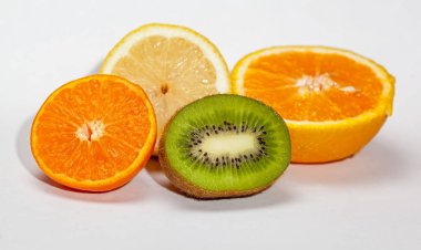 Beyaz arka plan üzerinde renkli meyve.