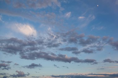 Akşamları mavi gökyüzünde güzel bulutlar.