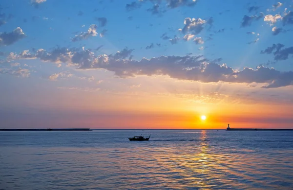 Navire Contre Ciel Couchant Dans Mer Images De Stock Libres De Droits