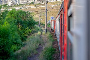 Hareket eden bir trenin penceresinden görüntülemek.