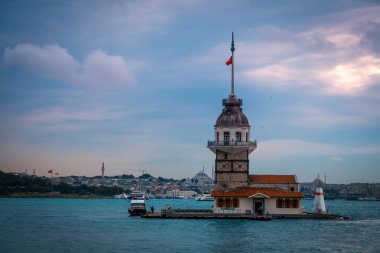 Kız Kulesi olarak da bilinen Kizkulesi Boğaz girişinde yer alan ve bugün Istanbul 'un sembolü oldu.