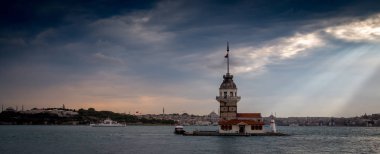 Kız Kulesi olarak da bilinen Kizkulesi Boğaz girişinde yer alan ve bugün Istanbul 'un sembolü oldu.