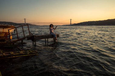 Güzel kız romantik şehirde poz