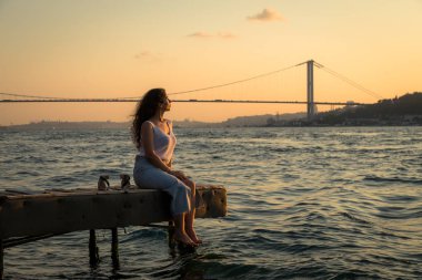 Güzel kız romantik şehirde poz