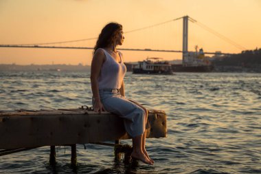 Güzel kız romantik şehirde poz