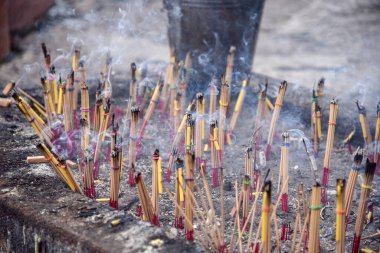 Tütsü çubukları ve mumlarla bağlanmış taş bir tencere. Ve alevler içindeydi. Çok fazla duman yükseliyordu. Kutsal şeylere ibadet etmek ya da doğaüstü varlıklardan dua etmek.