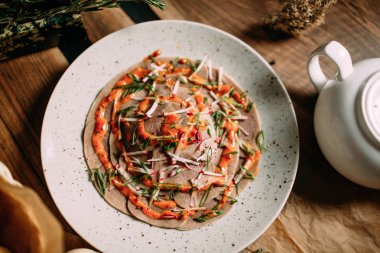 Mongilan masasına geleneksel yemek 