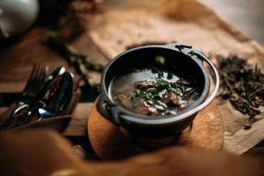 Mongilan masasına geleneksel yemek 