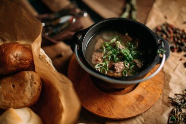 Mongilan masasına geleneksel yemek 