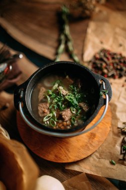 Mongilan masasına geleneksel yemek 