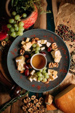 Mongilan masasına geleneksel yemek 