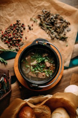 Mongilan masasına geleneksel yemek 