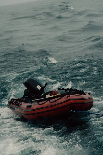 橡皮船在海中 — 图库照片
