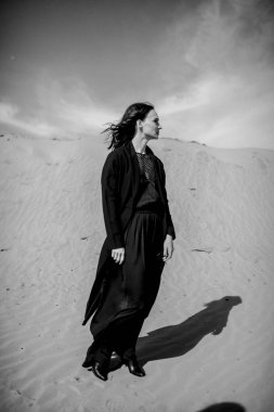 Çölde elbise siyah kız