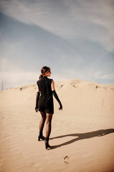 Дівчина Чорному Пустелі — стокове фото