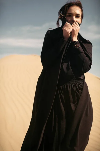 Meisjeskleding Het Zwart Woestijn — Stockfoto