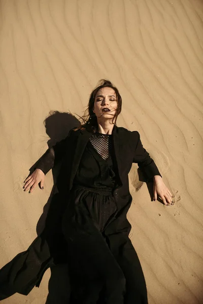 Vrouw Zwarte Abaya Liggend Het Zand Woestijn — Stockfoto