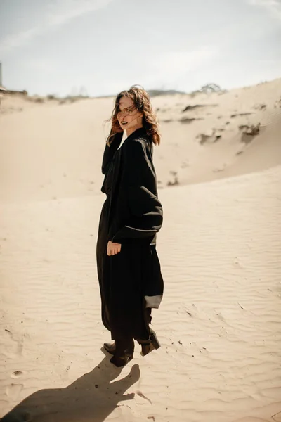 Hermosa Mujer Vistiendo Abaya Negro Caminando Duna Desierto —  Fotos de Stock