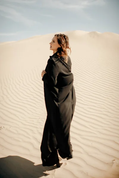 Achteraanzicht Van Vrouw Zwarte Abaya Lopen Woestijn — Stockfoto