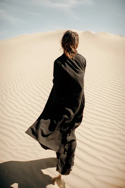 Visão Traseira Mulher Preto Abaya Andando Deserto — Fotografia de Stock