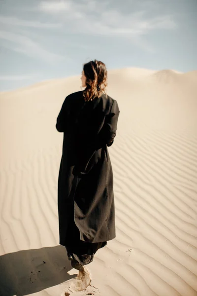 Вид Ззаду Жінки Чорній Абаї Йде Пустелі — стокове фото