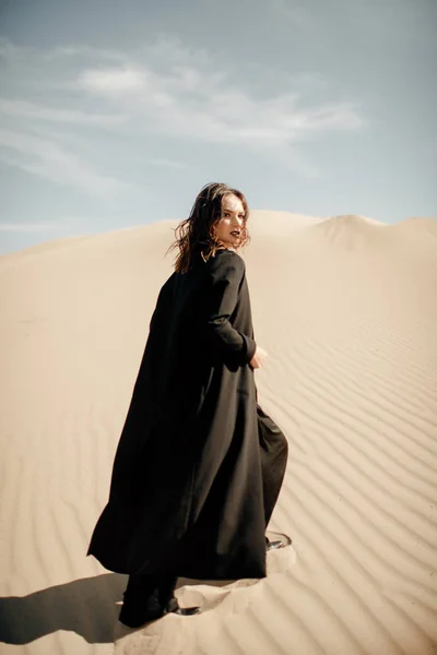 Achteraanzicht Van Vrouw Zwarte Abaya Lopen Woestijn — Stockfoto