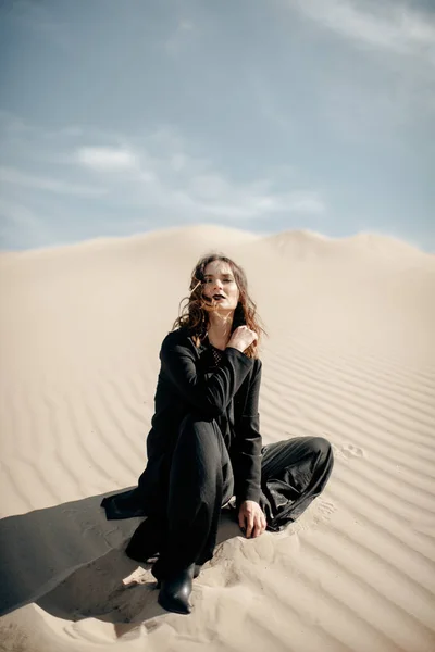 砂漠で黒の女の子 — ストック写真