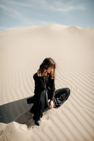 Menina Preto Deserto — Fotografia de Stock