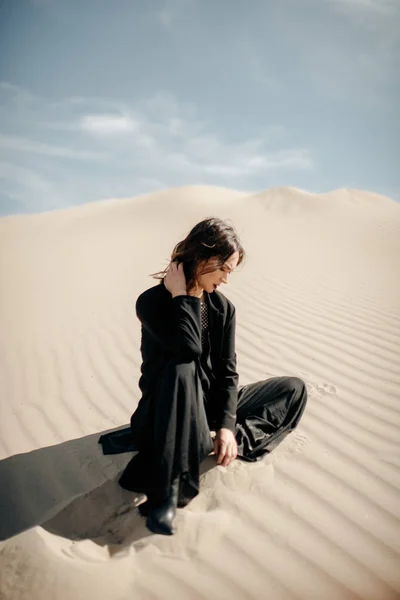 砂漠で黒の女の子 — ストック写真